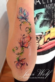 手臂温柔优雅的水彩风格藤蔓花朵纹身图案