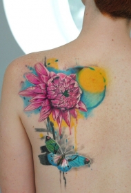 背部水彩花卉与蝴蝶纹身图案