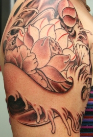 男性肩部棕色莲花纹身图案