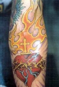 手臂彩色燃烧的神圣心纹身图片