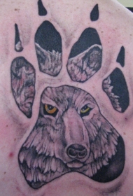 肩部灰色狼爪和狼头纹身图案