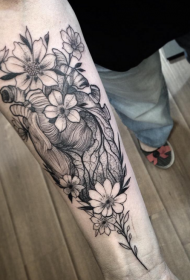 手臂灰色墨水雕刻风格心脏与花朵纹身