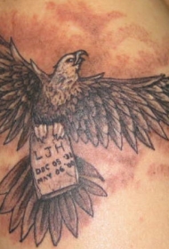 鹰和石碑纪念纹身图案
