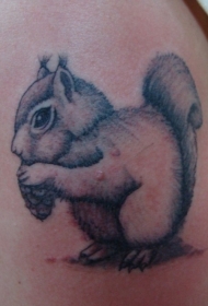 大臂松鼠啃松果纹身图案