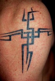 部落图腾的十字架纹身图案