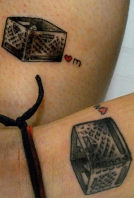 手腕上匹配的友谊方块纹身图案