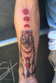 手臂神秘的彩色圆形和狼纹身图案