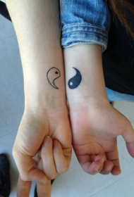 手腕上的小八卦友谊纹身图案