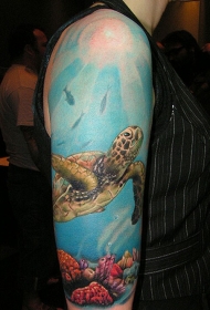 肩部彩色深海海龟纹身图案