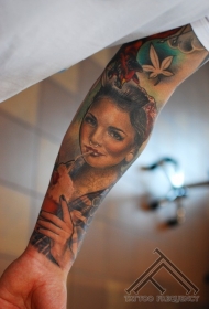 手臂彩色性感女子肖像与鸡尾酒纹身