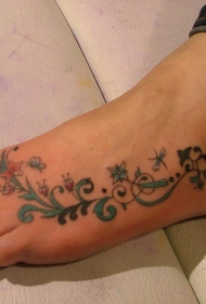 女性脚背彩色花朵藤蔓纹身图案