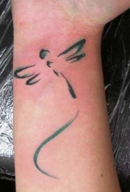 手腕蜻蜓剪影纹身图案