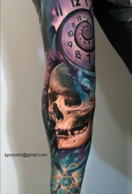 手臂彩色骷髅与催眠时钟和星空纹身图案