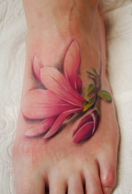 脚背写实精美的花朵纹身图案