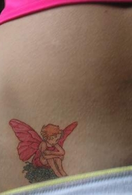 女生腹部红色的小精灵纹身图案
