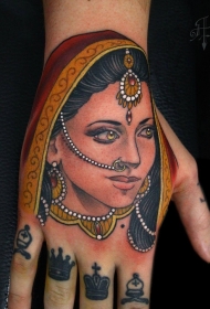 手背彩色印度教女人肖像纹身图片