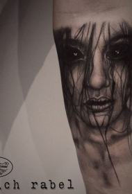 小臂神秘的恶魔女人脸纹身图案