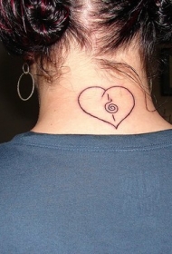 女性脖子上的心与音符纹身图案