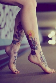 女性脚部彩色新传统纹身图案