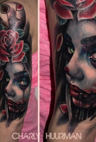 肩部彩色恐怖风格妇女肖像与花纹身