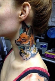 颈部自然色的小狐狸和花纹身图案