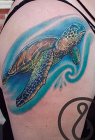 肩部精美的彩色海龟纹身图案