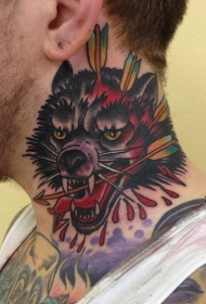 男子颈部old school彩色邪恶的狗头与箭头纹身图案