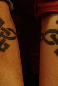 手臂象征友谊的图腾绳结纹身图案
