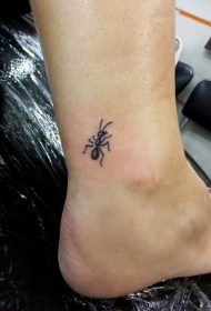 脚踝黑色的小蚂蚁纹身图案