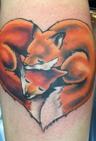 腿部彩色卷曲的狐狸心形纹身图案