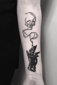 小臂很酷的黑手骷髅烟纹身图案