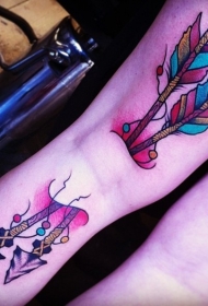 腿部old school古老的箭和彩色羽毛纹身图案