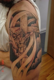 手臂十字架上的耶稣纹身图案