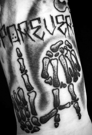 手臂老派风格的黑色文字骨架纹身