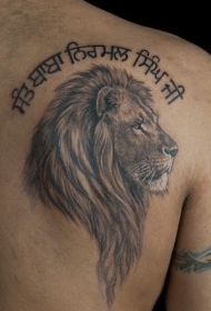 肩部逼真的狮子头与肩字符纹身图案