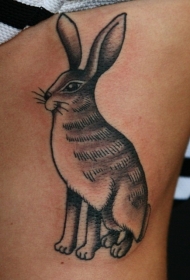 腰侧有趣的设计黑白野兔纹身图片