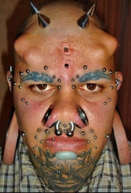 男子脸部可怕的纹身图案
