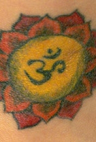 手臂彩色莲花与印度教字符纹身图片