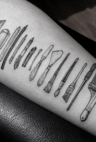 手臂简约的黑色美术画工具纹身图案