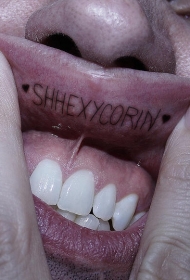 女性嘴唇内英文字母纹身图片