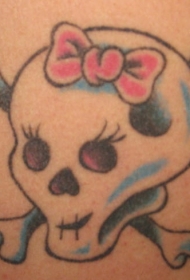 腹部彩色少女头骨和交叉骨头的纹身