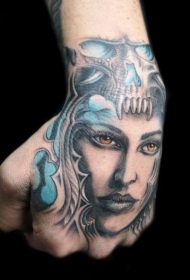 手背彩色女人脸与骷髅纹身图案