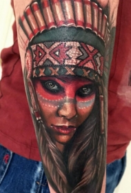 手臂彩色逼真的印度女人肖像纹身图案
