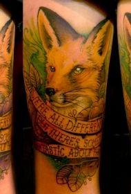 腿部彩色逼真的狐狸与字母纹身图案