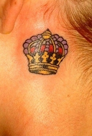 耳朵后面漂亮的小皇冠纹身图案