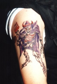 手臂恶魔穿紫色斗篷纹身图案