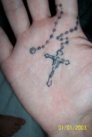 手部简约黑色十字架纹身图案