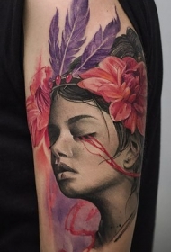 大臂写实惊人的女生肖像与鲜花羽毛纹身图案