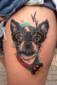 大腿插画风格彩色搞笑狗与蝙蝠侠面具纹身图案