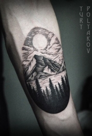 手臂灰色高山湖泊和森林纹身图案